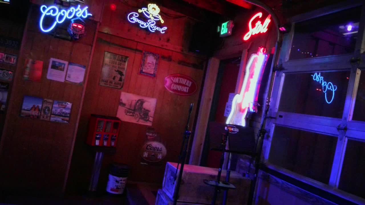 Live Sunday and Wednesday 8-12 Morrison Holiday Bar  on 01-Jun-25-23:16:35